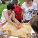 Barbarina stojnica z medenim testom in polno otrok