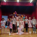 Skupinska-fotografija-vseh-nastopajocih-z-medaljami