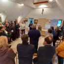 Himna-obicajno-zveni-pod-lipo-tokrat-v-dvorani.-Pred-desetimi-leti-pa-smo-jo-brali-v-11-jezikih