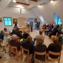 Voditelji-bralci-in-poslusalci-v-dvorani-Pircevega-doma-na-Taboru