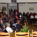 Pogled-na-obiskovalce-z-odra-kjer-so-sedeli-obiskovalci