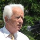 profesor Pibernik ob spomeniku