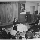 Pisatelj Karel Mauser predava ob obisku doma 1970